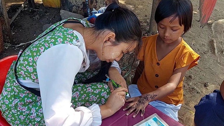 ပုဂံမြို့ဟောင်း ရှေးဟောင်းယဉ်ကျေမှုနယ်မြေ သဗ္ဗညုဘုရားအရှေ့ဘက်မှာ လက်ပန်းချီဆွဲနေသူအား ၂၀၂၄ ခုနှစ်၊ ဇန်နဝါရီလ ၉ ရက်နေ့က တွေ့ရစဉ်။ (Photo: RFA)