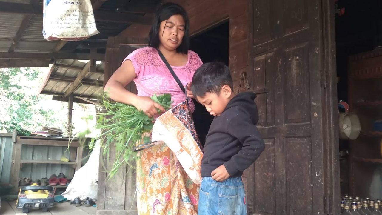 တီးတိန်မြို့နယ် ဟိန်ဇိန်းကျေးရွာမှာ နေထိုင်သည့်  ဒေါ်နဲမ်ပီးတို့ သားအမိကို တွေ့ရစဥ် (Photo: RFA)