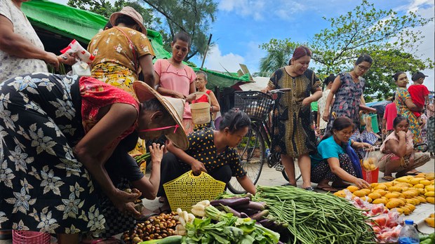 ကုန်စျေးနှုန်းကြီးမြင့်မှုကြောင့် ပြည်သူတွေဘဝ ပိုကျပ်တည်းလာ ကုန်စျေးနှုန်းကြီးမြင့်မှုကြောင့် ပြည်သူတွေဘဝ ပိုကျပ်တည်းလာ