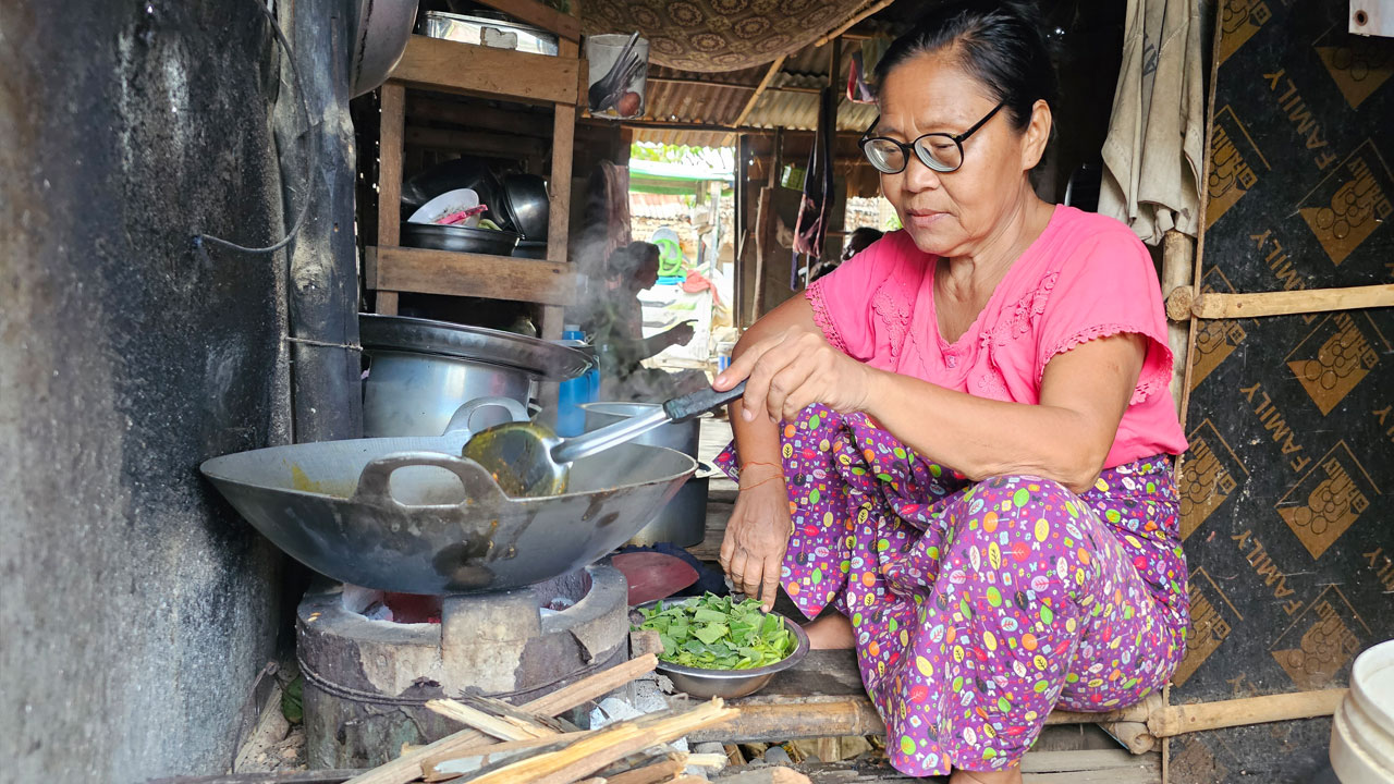 ရန်ကုန်တိုင်း၊ ဒဂုံဆိပ်ကမ်းမြို့နယ် (၆၀) ရပ်ကွက်တွင် နေထိုင်သည့် ဒေါ်မြင့်မြင့်သန်းအား ၂၀၂၄ ခုနှစ်၊ မေလ ၂၀ ရက်နေ့က တွေ့ရစဉ်။ (Photo: RFA)