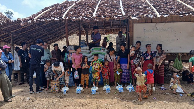 ကရင်ပြည်နယ်မြဝတီမြို့နယ် ခနဲလေးရွာမှ သောင်ရင်းမြစ်ကမ်းနံဘေးတွင်တိမ်းရှောင်နေကြသည့် စစ်ဘေးဒုက္ခသည်များအား ၂၀၂၄ ခုနှစ် မေလက တွေ့ရစဉ်။ (Photo: RFA)