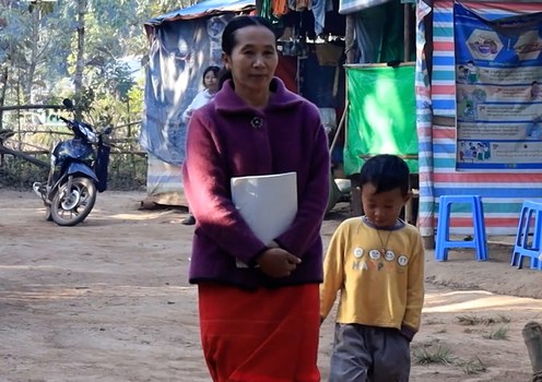 စစ်ဘေးဒုက္ခသည်ကလေးတွေကို စာသင်ပေးနေသည့် အကြမ်းမဖက်အာဏာဖီဆန်ရေး လှုပ်ရှားမှု (CDM) ဆရာမ ဒေါ်ကွာရက်စ်မာ။