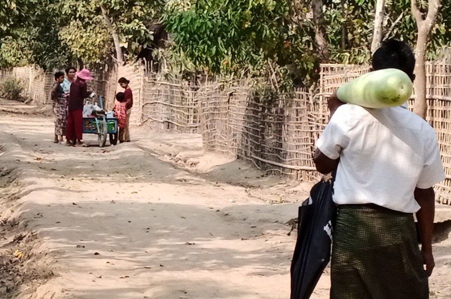 အခြေခံစားကုန်တစ်ချို့ကို တွန်းလှည်းပေါ်တင်ပြီး ဈေးရောင်းနေသည့် မဇင်နွယ်ဦးအား တွေ့ရစဉ်။