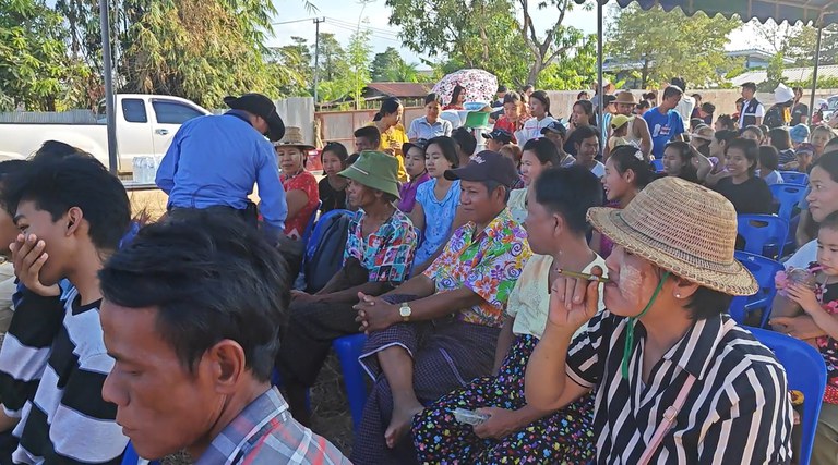 ၂ဝ၂၃ ခုနှစ် ဒီဇင်ဘာလ ၁၇ ရက်နေ့က မဲဆောက်မြို့တွင် ကျင်းပသည့် အပြည်ပြည်ဆိုင်ရာရွှေ့ပြောင်းနေထိုင်သူများနေ့ အခမ်းအနား တက်ရောက်လာကြသူများ။ (Photo: RFA)