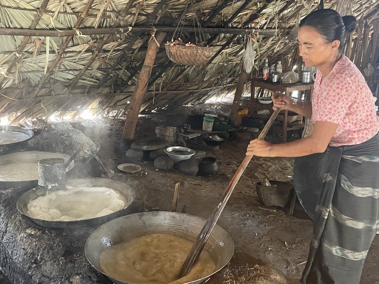 ညောင်ဦးမြို့နယ်၊ ညောင်ဦး-ကျောက်ပန်းတောင်းလမ်းမပေါ်ရှိ ချောင်းရှည်ရွာက ထန်းလျှက်လုပ်ငန်းခွင် တစ်ခုကို ၂၀၂၃ ခုနှစ် ဇွန်လ ၅ ရက်နေ့က ‌တွေ့ရစဉ်။ (Photo: RFA)