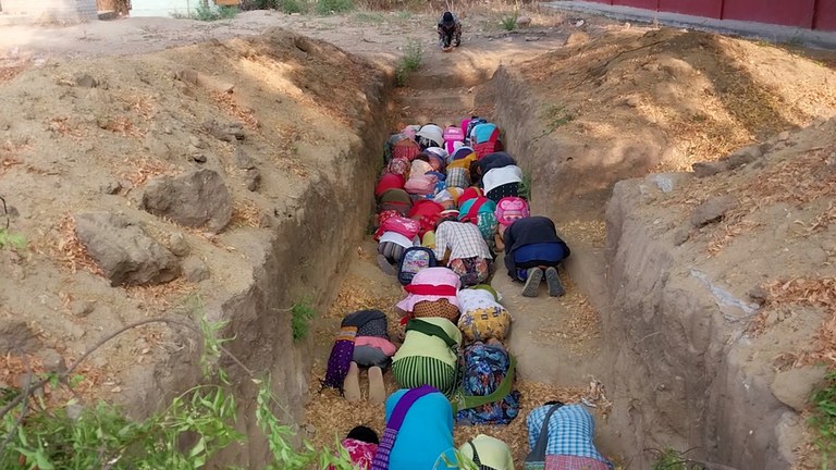 စစ်ကိုင်းတိုင်းရှိ ဒေသခံများအား လေကြောင်းရန်ကာကွယ်ရေး ရှင်းပြနေသည့် စစ်ကိုင်းခရိုင်တပ်ရင်း (၁) တပ်ခွဲ (၄) သင်တန်းမှူး မဂျက်မ။ (Photo: RFA)