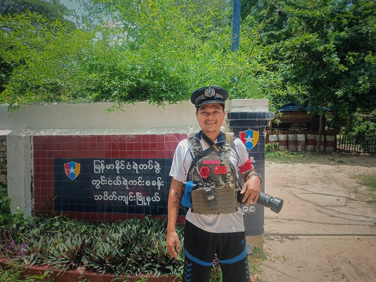 သပိတ်ကျင်းမြို့နယ်ရှိ ရှေ့တန်းစစ်မြေမြင်မှာ မှတ်တမ်းတင်ရိုက်ကူးနေသည့် ကိုမင်းခန့်ကျော်အား တွေ့ရစဉ်။ (Photo : Facebook / Min Khant Kyaw)