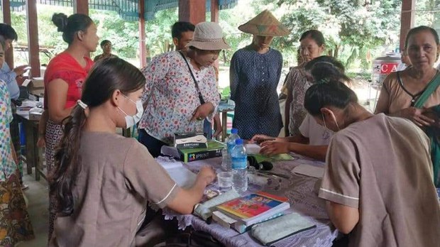 ကချင်ကျေးလက်အတွက် နတ်ဆေးတစ်ခွက် (သို့) နယ်လှည့်ကျန်းမာရေးလုပ်သားအဖွဲ့ ကချင်ကျေးလက်အတွက် နတ်ဆေးတစ်ခွက် (သို့) နယ်လှည့်ကျန်းမာရေးလုပ်သားအဖွဲ့