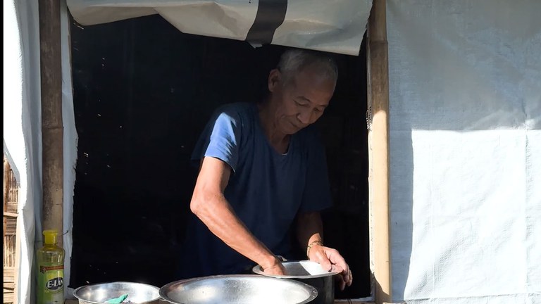 ကချင်ပြည်နယ် ဝိုင်းမော်မြို့နယ် မိုင်းနား (KBC) စစ်ဘေးဒုက္ခသည်စခန်းမှ ဝိုင်းမော်မြို့နယ် ဂါးရာယန်ရွာကို ပြန်ရောက်လာသည့် ဦးဂမ်ဆိုင်းအား ၂၀၂၃ ခုနှစ်၊ ဇူလိုင်လ ၂၄ ရက်နေ့က တွေ့ရစဉ်။ (Photo: RFA)