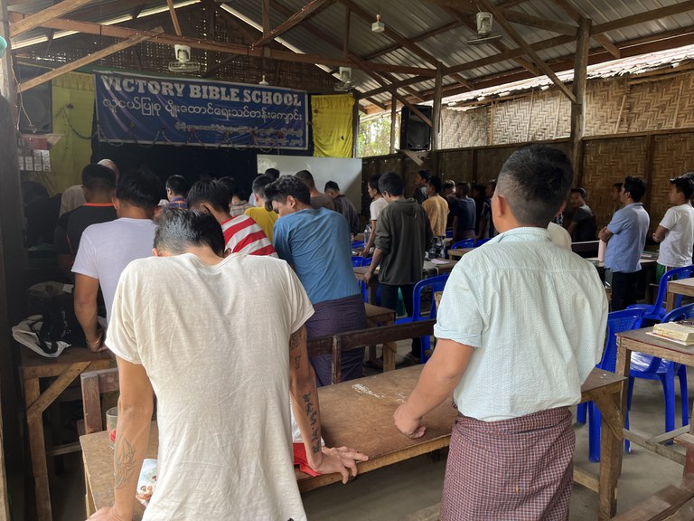 kachin-drug-users Victory ပြန်လည်ထူထောင်ရေး စင်တာတွင် မူးယစ်ဆေးဝါး လာရောက်ဖြတ်နေသူများကို ၂၀၂၃ ခုနှစ် မတ်လ ၂ ရက်နေ့က တွေ့ရစဉ်။ (Photo: RFA )