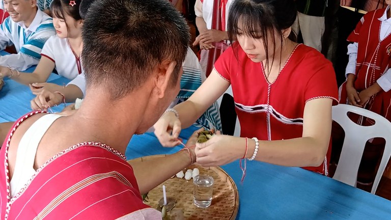 ထိုင်း-မြန်မာနယ်စပ် မဲဆောက်မြို့တွင် ၂၀၂၄ ခုနှစ် ဩဂုတ်လ ၁၁ ရက်နေ့ကကျင်းပသည့် ကရင်ရိုးရာ ချည်ဖြူဖွဲ့မင်္ဂလာပွဲကို တွေ့ရစဉ်။