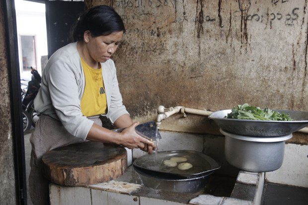 ကုန်ဈေးနှုန်းတက်လို့ ခက်ခဲနေတဲ့ လိုင်ဇာက ဒုက္ခသည်မိခင်များ ကုန်ဈေးနှုန်းတက်လို့ ခက်ခဲနေတဲ့ လိုင်ဇာက ဒုက္ခသည်မိခင်များ
