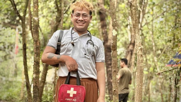 တော်လှန်ရေးနယ်မြေက LGBT ဆေးမှူး