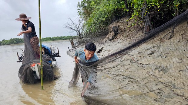 ပေါင်းမိုးလှေနဲ့ ရေထဲနေပြီး ဘဝရပ်တည်ကြသူများ ပေါင်းမိုးလှေနဲ့ ရေထဲနေပြီး ဘဝရပ်တည်ကြသူများ