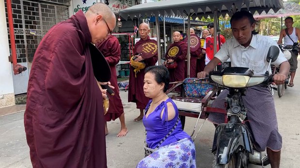 လက်နှစ်ဖက်မရှိပေမယ့် ပဲပြုတ်ရောင်းပြီး ဘဝတည်ဆောက်နေတဲ့ မလှမိုး