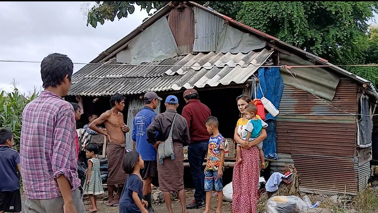 ထိုင်း-မြန်မာနယ်စပ် မဲဆောက်မြို့ကို ရောက်ရှိနေသည့် ညောင်လေးပင်မြို့နယ်မှ စစ်ဘေးဒုက္ခသည်များအား ၂၀၂၄ ခုနှစ် စက်တင်ဘာလ ၃ ရက်နေ့က တွေ့ရစဉ်။ (Photo : RFA)