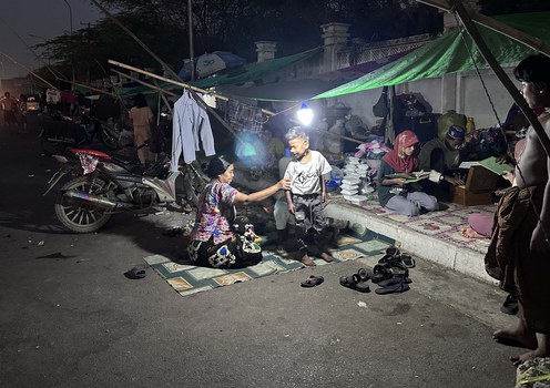 ငလျင်ကြောင့် အိုးမဲ့အိမ်မဲ့ဖြစ်ခဲ့ရသည့် မိသားစုတစ်စုကို မန္တလေးမြို့ လမ်းဘေးတစ်နေရာတွင် ၂၀၂၅ ခုနှစ် ဧပြီလ၂ ရက်နေ့ကတွေ့ရစဉ်။