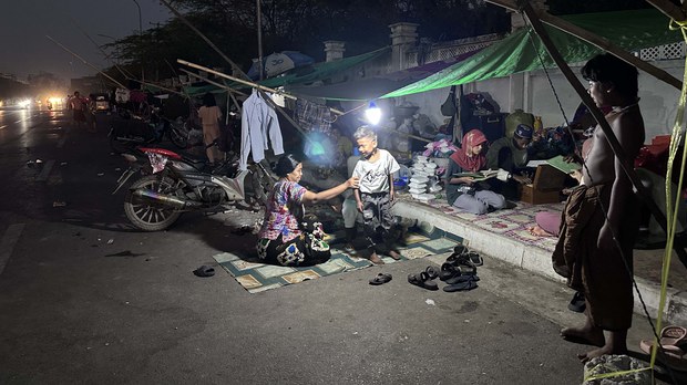 ငလျင်ကြောင့် အိမ်ဝေးနေကြရတဲ့ မန္တလေးမြို့ခံများ ငလျင်ကြောင့် အိမ်ဝေးနေကြရတဲ့ မန္တလေးမြို့ခံများ