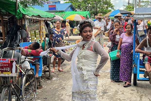 မစံပယ် သို့မဟုတ် ရိုးစင်းတဲ့ အနုပညာနဲ့ ကလေးသုံးယောက်ကို ရှာဖွေကျွေးမွေးသူ မစံပယ် သို့မဟုတ် ရိုးစင်းတဲ့ အနုပညာနဲ့ ကလေးသုံးယောက်ကို ရှာဖွေကျွေးမွေးသူ
