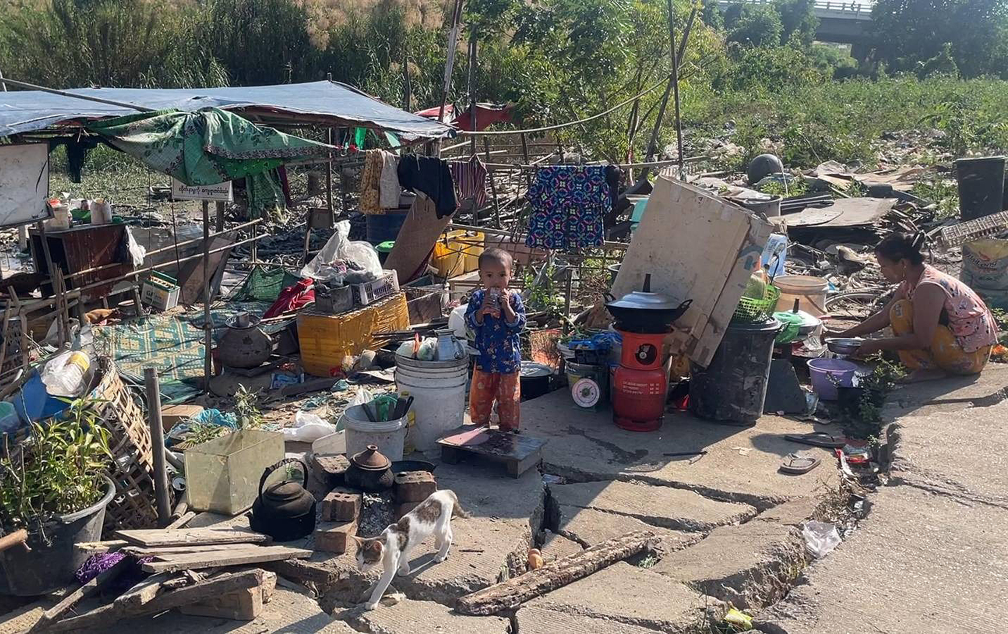 (ထားဝယ်ချောင်က ကျူးကျော်နေအိမ်တွေကို စစ်ကောင်စီ ရှင်းလင်းခဲ့တာကြောင့် လမ်းဘေးမှာနေထိုင်ရတဲ့ သားအမိကို တွေ့ရစဥ်)