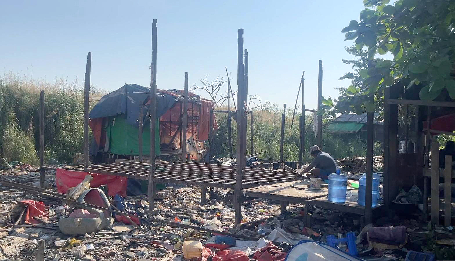 (အရှေ့ဒဂုံမြို့နယ် ထားဝယ်ချောင်က ကျူးကျော်နေအိမ်တွေကို တွေ့ရစဥ်)