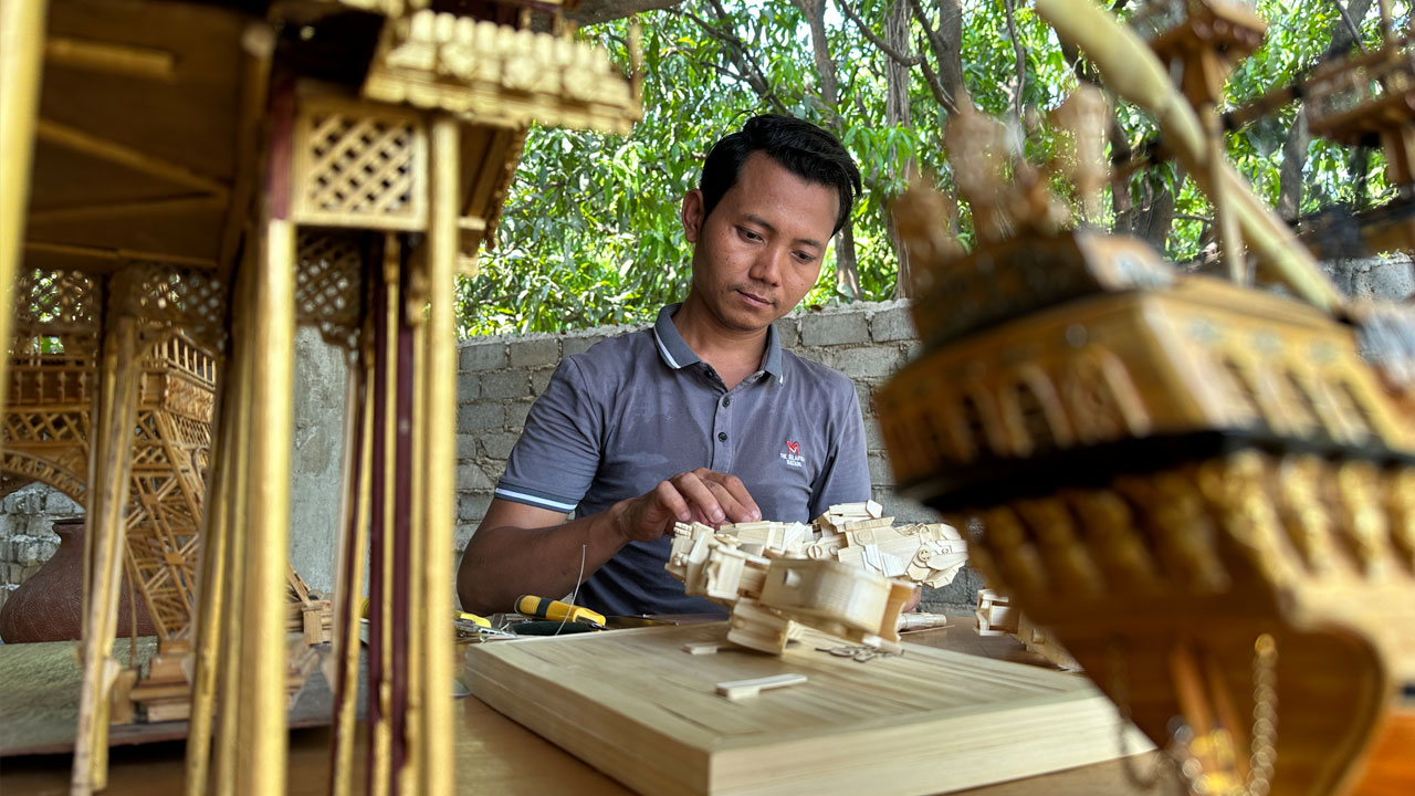 မန္တလေးတိုင်း၊ ပုသိမ်ကြီးမြို့နယ်၊ အုန်းချောရွာတွင် နေထိုင်သည့် ပုံစံငယ်လေးများ ဖန်တီးသူ ကိုရန်နိုင်အား ၂၀၂၄ ခုနှစ်၊ ဧပြီလ ၃၀ ရက်နေ့က တွေ့ရစဉ်။ (Photo: RFA)