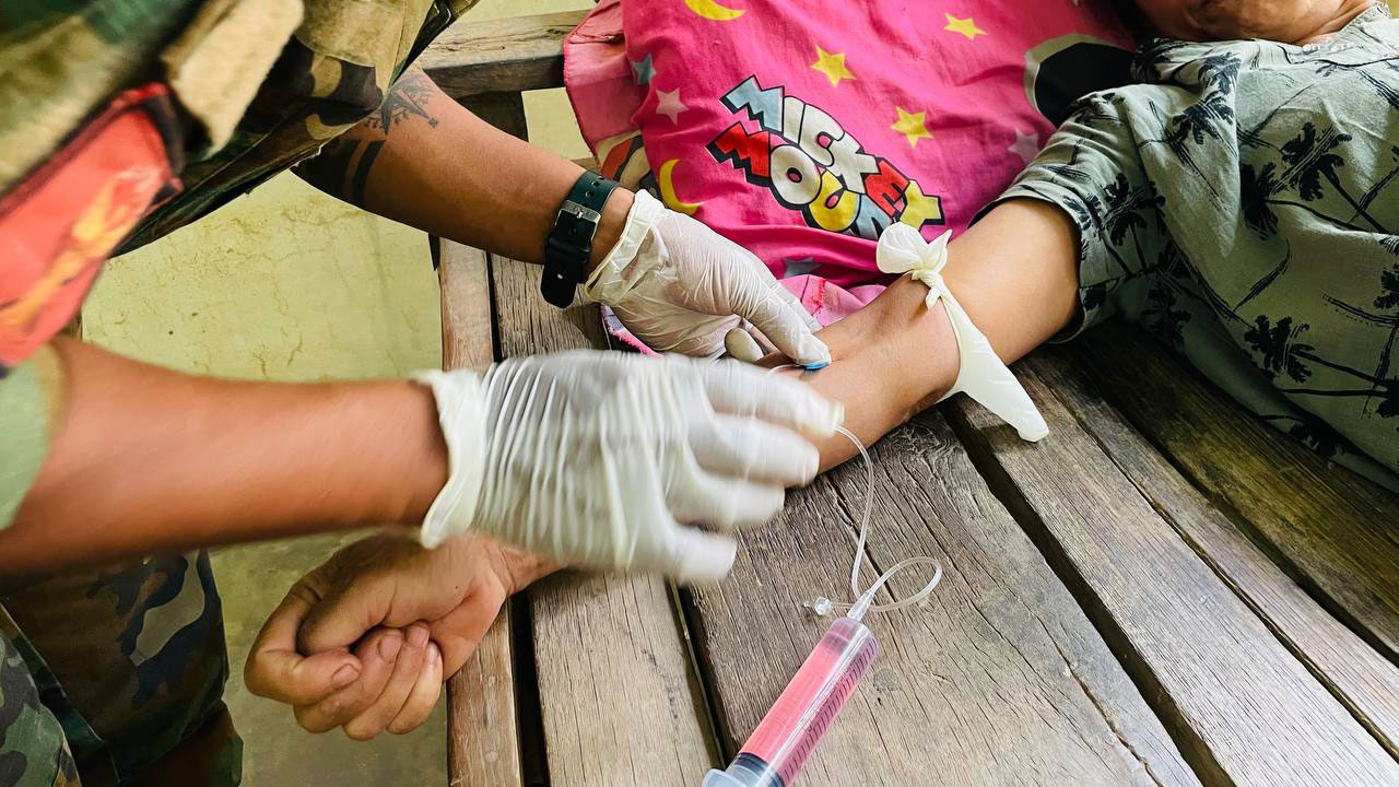 ရွေ့လျားဆေးကုသအဖွဲ့ (Mobile Clinic) မှ ဆေးကုသပေးနေသည်ကို ၂၀၂၅ ခုနှစ်၊ မတ်လ ၈ ရက်နေ့တွင် တွေ့ရစဉ်။ (ဓာတ်ပုံ - ရွေ့လျားဆေးကုသအဖွဲ့)