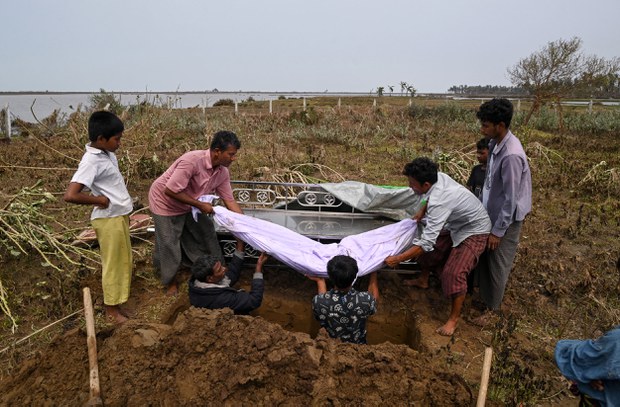 မုန်တိုင်းကြောင့် သေဆုံးသွားရတဲ့ ရိုဟင်ဂျာများ မုန်တိုင်းကြောင့် သေဆုံးသွားရတဲ့ ရိုဟင်ဂျာများ