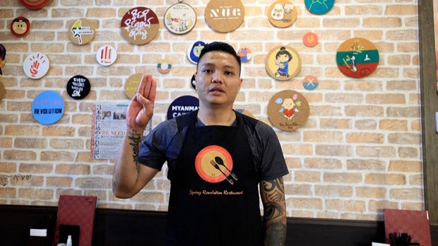 စားပွဲထိုးလုပ်နေတဲ့ မြန်မာ့လက်ရွေးစင်ဘောလုံးသမား စားပွဲထိုးလုပ်နေတဲ့ မြန်မာ့လက်ရွေးစင်ဘောလုံးသမား