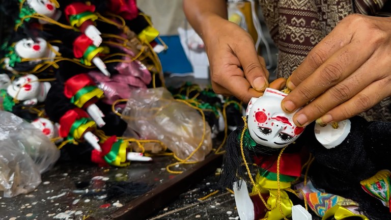 မြန်မာ့ရိုးရာ ရုပ်သေးရုပ် ပြင်ဆင်ထုတ်လုပ်သည့် လုပ်ငန်းခွင်တစ်ခုအား တွေ့မြင်ရစဉ်။ (Photo: RFA)