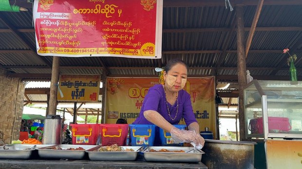 မီးရောင်အောက်မှာ ပြန်ကရဖို့ မျှော်လင့်နေတဲ့ အငြိမ့်မင်းသမီး မီးရောင်အောက်မှာ ပြန်ကရဖို့ မျှော်လင့်နေတဲ့ အငြိမ့်မင်းသမီး