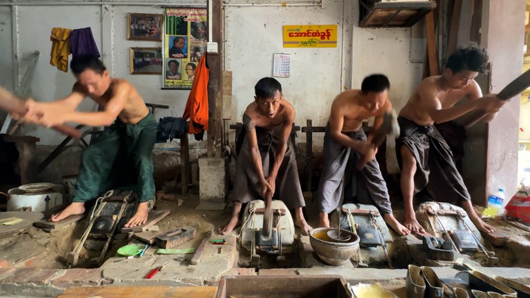 မန္တလေးမြို့၊ မျက်ပါးရပ်ရှိ မြန်မာ့ရိုးရာ လက်မှုပညာ ရွှေဆိုင်းလုပ်ငန်းခွင်ကို ၂၀၂၃ ခုနှစ် ဇွန်လ ၁၈ ရက်နေ့က တွေ့ရစဉ်။ (Photo: RFA)