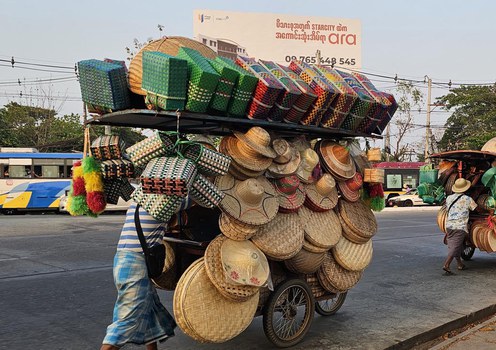 ရန်ကုန်မြို့တွင် မြန်မာ့လက်မှုပစ္စည်းများ လက်တွန်းလှည်းနှင့် လှည့်လည်ရောင်းချနေသည်ကို ၂၀၂၅ ခုနှစ် မတ်လ ၁၈ ရက်နေ့က တွေ့ရစဥ်။