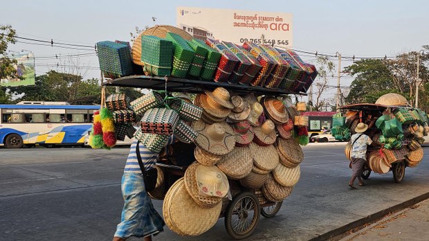 မြန်မာ့လက်မှုပစ္စည်းနဲ့ ဝမ်းရေး ရပ်တည်ကြသူများ မြန်မာ့လက်မှုပစ္စည်းနဲ့ ဝမ်းရေး ရပ်တည်ကြသူများ