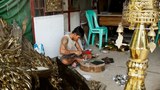 တရုတ်ကုန်ကြမ်းတွေကို ပြောင်းလဲအသုံးပြုလာကြရတဲ့ မြန်မာ့ရိုးရာ ပန်းတဉ်းလုပ်ငန်း