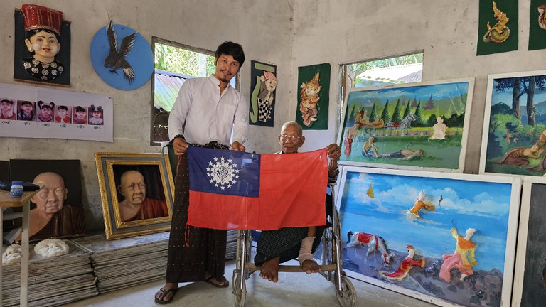 ရွှေတံဆိပ်သုံးဆုရ ပန်းချီ၊ ပန်းပု ဗိသုကာပညာရှင်  ဦးမြသောင်းကို သူ ဖန်တီးခဲ့သော နိုင်ငံတော်အလံနှင့်အတူ ၂၀၂၄ ခုနှစ် နိုဝင်ဘာ ၂၀ ရက်နေ့က တွေ့ရစဉ်။ (Photo: RFA)