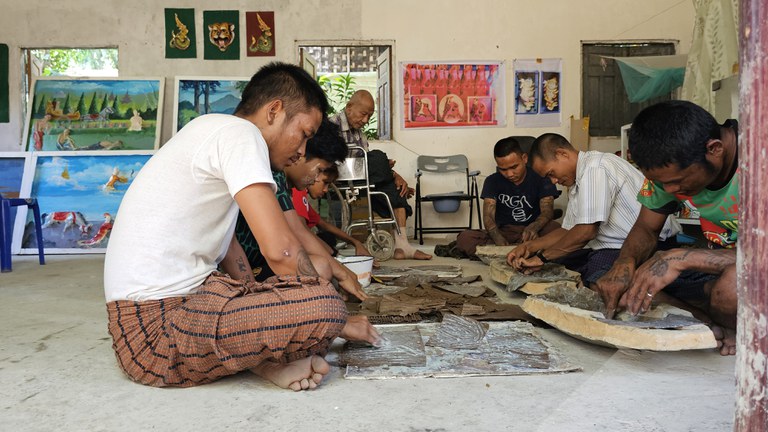 ပညာရပ်များ ပြန်လည်သင်ကြားပေးနေသည့် ရွှေတံဆိပ်သုံးဆုရ ပန်းချီ၊ ပန်းပု ဗိသုကာပညာရှင် ဦးမြသောင်းကို  ၂၀၂၄ ခုနှစ် နိုဝင်ဘာ ၂၀ ရက်နေ့က တွေ့ရစဉ်။ (Photo: RFA)