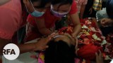 မြောက်ဥက္ကလာအကြမ်းဖက်ဖြိုခွင်းမှုမှာ သေဆုံးခဲ့သူတချို့ရဲ့ ရုပ်အလောင်းတွေကို မိသားစုဝင်တွေ သယ်ယူ