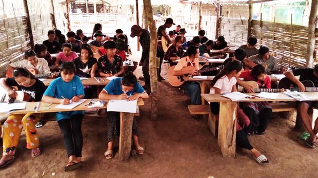ဒီးမော့ဆို တိုက်ပွဲသံတွေကြားက နွေဦးဂုရုလေးများ ဒီးမော့ဆို တိုက်ပွဲသံတွေကြားက နွေဦးဂုရုလေးများ