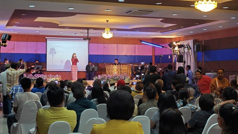 ထိုင်းနိုင်ငံ၊ မဲဆောက်မြို့တွင် ကျင်းပသည့် အဝေးရောက်ဧရာဝတီအသင်း (Overseas Irrawaddy Association –OIA) ရဲ့ ၁၉ နှစ်ပြည့် အခမ်းအနား မြင်ကွင်းတစ်ခု။ (Photo: RFA)