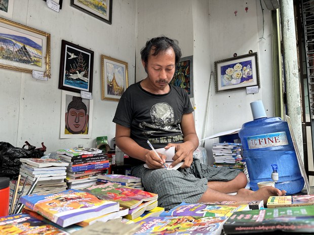 ဘဝကိုအရှုံးမပေးတဲ့ မသန်စွမ်းပန်းချီဆရာ ဘဝကိုအရှုံးမပေးတဲ့ မသန်စွမ်းပန်းချီဆရာ