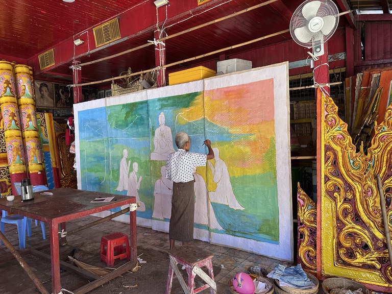 အလှူမဏ္ဍပ်အတွက် နိပါတ်ပန်းချီရေးဆွဲသူ ပန်းချီဆရာ ဦးဇော်ဝင်းအား ၂၀၂၄ ခုနှစ် ဒီဇင်ဘာလအတွင်းက တွေ့ရစဉ်။ (RFA Photo)