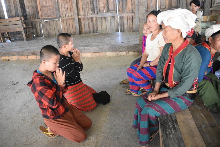 ကျောက်မဲမြို့နယ် ခုံငင်းရွာသို့ ပြန်ရောက်လာသည့် သီလရှင်လူထွက်ကလေးငယ်များအား ၂၀၂၃ ခုနှစ်၊ မတ်လ ၁၀ ရက်နေ့က တွေ့ရစဉ်။ (Photo: RFA)