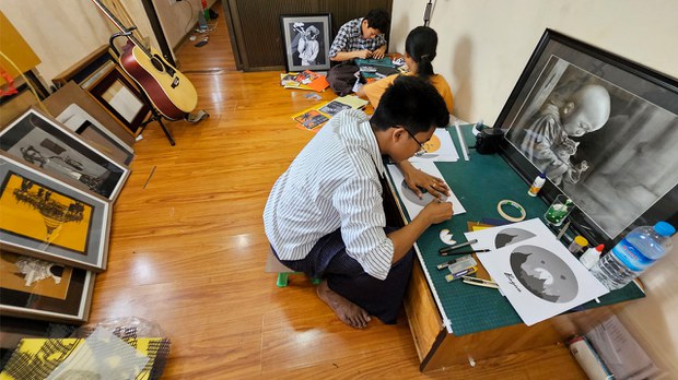 စက္ကူဖြတ်ညှပ်ကပ်အနုပညာ အခမဲ့သင်ပေးနေတဲ့ လူငယ်အနုပညာရှင် ကိုအာဒံ စက္ကူဖြတ်ညှပ်ကပ်အနုပညာ အခမဲ့သင်ပေးနေတဲ့ လူငယ်အနုပညာရှင် ကိုအာဒံ