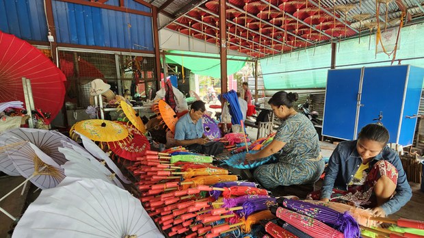 ကျပ်တည်းတဲ့ခေတ်နဲ့အတူ ခက်ခဲလာတဲ့ ပုသိမ်ထီးလုပ်ငန်း