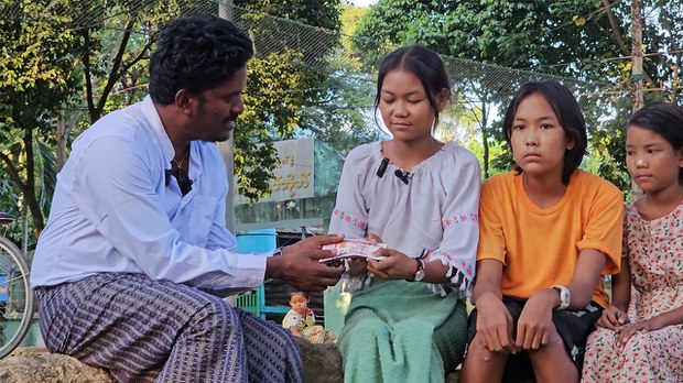 ဆင်းရဲနွမ်းပါးသူတွေကို ကူညီနေတဲ့ ပရဟိတသမား ဆင်းရဲနွမ်းပါးသူတွေကို ကူညီနေတဲ့ ပရဟိတသမား