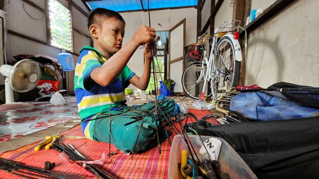 မျက်မမြင်မိခင်ကို ကျွေးမွေး စောင့်ရှောက်နေတဲ့ မောင်ဖြိုးဝေအောင် မျက်မမြင်မိခင်ကို ကျွေးမွေး စောင့်ရှောက်နေတဲ့ မောင်ဖြိုးဝေအောင်