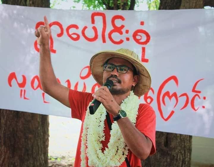 စစ်အာဏာရှင် ဆန့်ကျင့်တော်လှန်ရေး ဆန္ဒပြသပိတ်လှုပ်ရှားမှုတစ်ခုတွင် တွေ့ရသည့် ကဗျာဆရာ ကိုလွမ်းသူ။ (Photo: Lwan Thu / Facebook