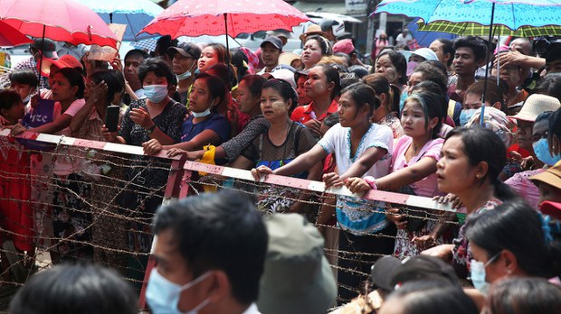 အားမလျှော့ဘဲ တော်လှန်ရေးဆက်လုပ်ဖို့ တိုက်တွန်းတဲ့ နိုင်ငံရေးအကျဥ်းသားရဲ့ ဇနီး အားမလျှော့ဘဲ တော်လှန်ရေးဆက်လုပ်ဖို့ တိုက်တွန်းတဲ့ နိုင်ငံရေးအကျဥ်းသားရဲ့ ဇနီး