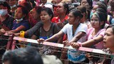 အားမလျှော့ဘဲ တော်လှန်ရေးဆက်လုပ်ဖို့ တိုက်တွန်းတဲ့ နိုင်ငံရေးအကျဥ်းသားရဲ့ ဇနီး